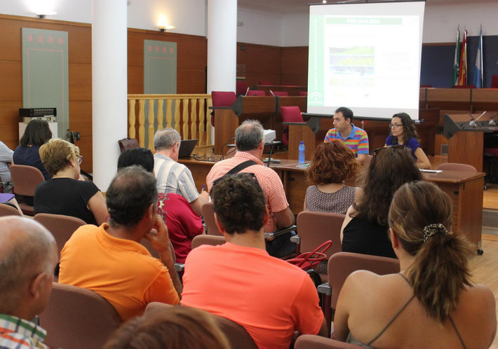 Un centenar de agricultores de la Costa se interesan por las ayudas para la modernización de explotaciones agrarias
