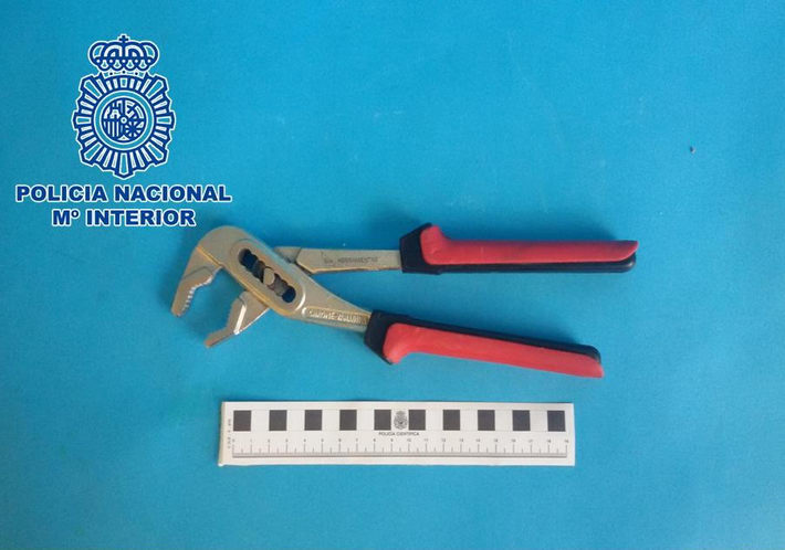 La Policía Nacional detiene a tres individuos por cuatro tirones de bolsos con un vehículo sustraído