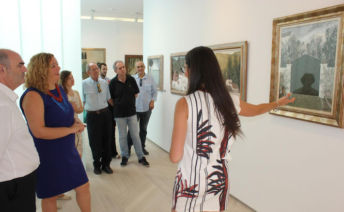 La alcaldesa y la familia del artista Hernández Quero inauguran las visitas guiadas a la exposición sobre su obra