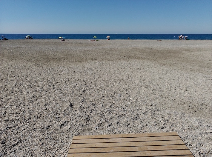 IU denuncia la falta de accesibilidad en las playas de Calahonda.