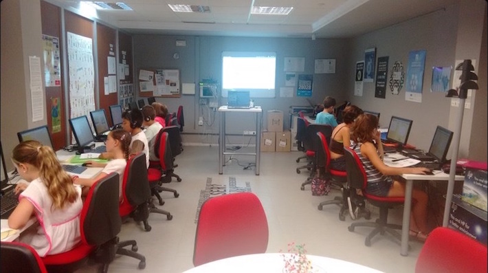 Los más jóvenes aprenden a programar sus propios videojuegos este verano en Guadalinfo

