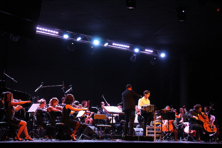 La Orquesta Sinfónica de  Atarfe y Fernando Egozcue ofrecieron anoche un gran concierto dedicado al tango