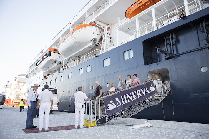 El crucero Minerva atraca en Motril con un pasaje superior a las 400 personas, tripulacin incluida
