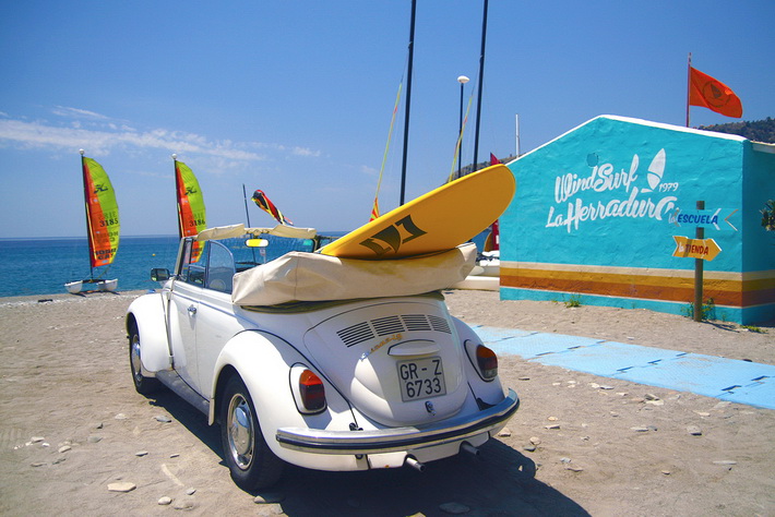 Ciudadanos se alza contra el derribo de los establecimientos nuticos y su traslado a la periferia de las playas 