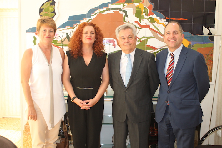 El presidente de Cajagranada fundacin mantiene un encuentro de trabajo con la alcaldesa de Salobrea.
