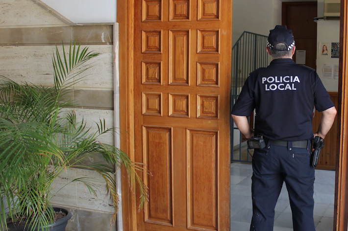 La Polica Local de Motril rescata a dos cachorros abandonados en un contenedor