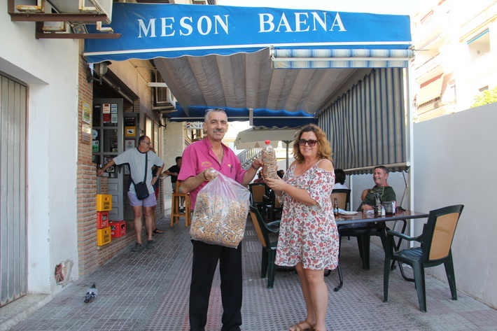 Casi 3000 colillas ha conseguido retirar de la playa de La Herradura la iniciativa del propietario del Mesn Baena