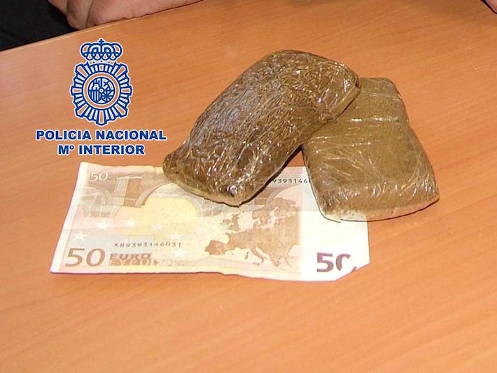 La Polica Nacional detiene a un hombre que olvid una maleta con hachs  