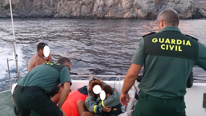 La Guardia Civil salva a dos adultos y una nia de morir ahogados junto a Punta de la Mona