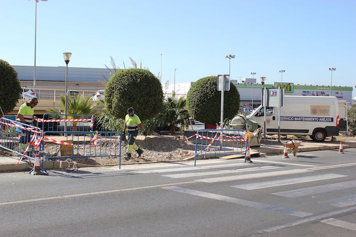 El Ayuntamiento acomete obras para acabar con barreras arquitectónicas en la avenida de Europa, frente al Centro Comercial Alcampo