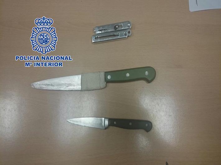 La Polica Nacional detiene a un hombre que amenazaba a los viandantes con un cuchillo  