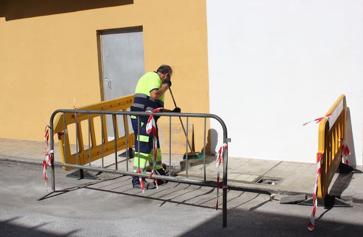 El Ayuntamiento renueva los anclajes de las farolas de la calle Bachiller Sansn, en el barrio de La Fabriquilla