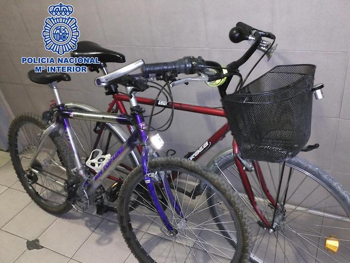 La Polica Nacional detiene a un individuo sorprendido in fraganti cuando sustraa bicicletas del interior de un garaje 
