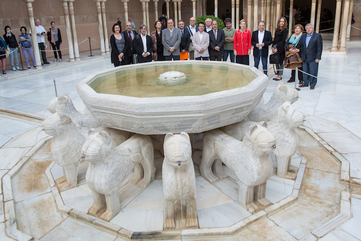 Expertos dialogan en la Alhambra sobre la relación entre el Patio de los Leones de la Alhambra y el de las Doncellas en los Reales Alcázares