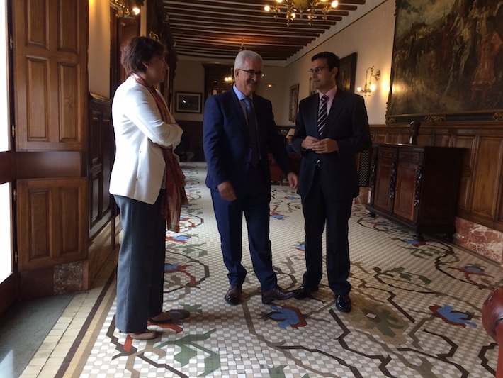 Jimnez Barrios se rene con el alcalde de Granada para abordar asuntos como el empleo, la sanidad y diversas infraestructuras
