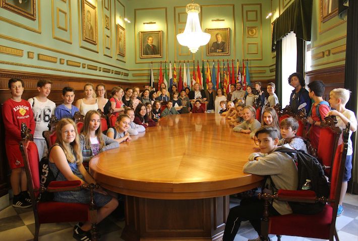 La alcaldesa de Motril recibe en el Ayuntamiento a 39 alumnos alemanes de intercambio con estudiantes del IES Giner de los Ros