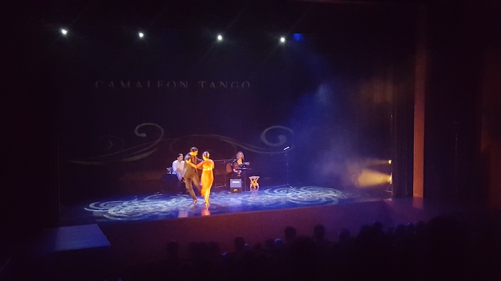 El grupo Camaleón Tango se presentó en Almuñécar con un amplio repertorio musical y baile.