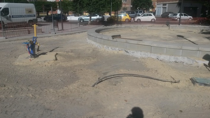 El Ayuntamiento mejora el pavimento y la red de pluviales de la plaza de la Paz, en la Rambla de los Álamos