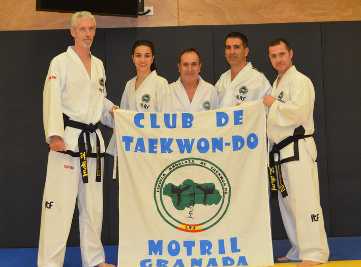 Integrantes del club Taekwondo-do Rocca Motril asisten a un curso de instructores en Pars 