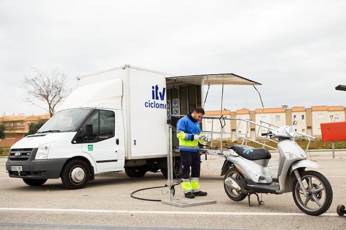 La Unidad Mvil de Inspeccin de ciclomotores visita  hoy y maana Almucar para pasar la ITV de estos vehculos de dos ruedas