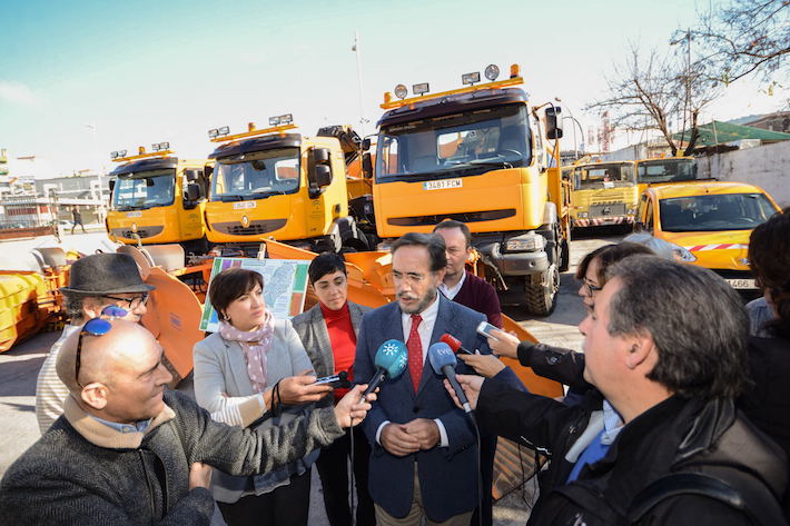 La Junta despliega en Granada todo su operativo para garantizar el tránsito en sus carreteras ante las previsiones de nevadas