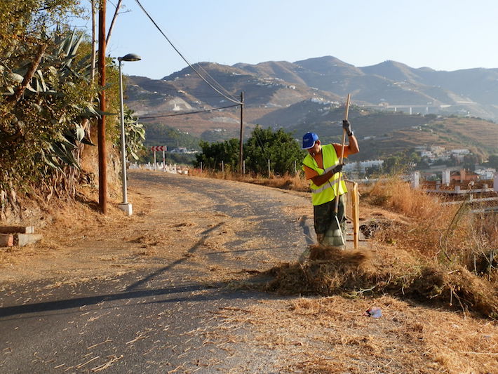 El Consistorio sexitano adjudica el servicio de desbroce de espacios municipales