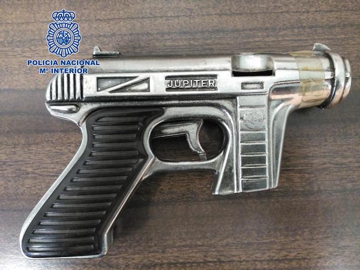 La Policía Nacional detiene a un hombre que amenazó a su hermano y a varios viandantes con una  pistola simulada  
