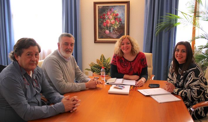 Flor Almón muestra el apoyo del Ayuntamiento a los chiringuiteros y el compromiso de trabajar con ellos por el desarrollo turístico de Motril