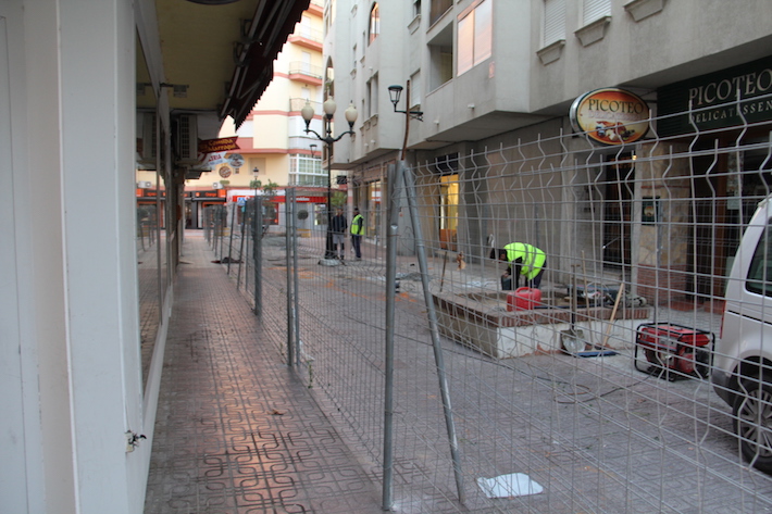 Almu��car invierte casi 60.000 euros en  las obras de rehabilitaci�n de la calle Cerveteri
