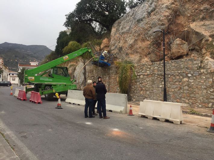 La Junta estabiliza la ladera de la traves�a de Ot�var para evitar nuevos desprendimientos