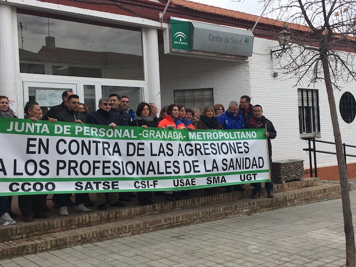 Profesionales de la Unidad de Gesti�n Cl�nica de Iznalloz y del Distrito Sanitario Granada Metropolitano se solidarizan con los profesionales agredidos