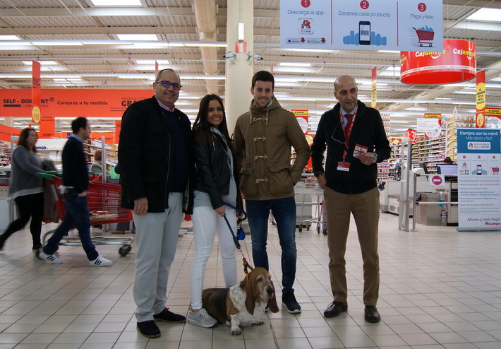 Salud y Consumo y el Centro Comercial Alcampo premian a la due�a de la mascota n�mero mil censada dentro de la campa�a Municipal de animales dom�sticos