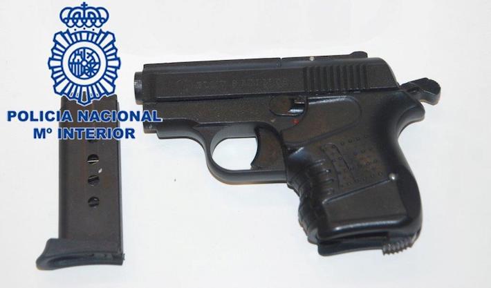 La Policía Nacional detiene al propietario de una pistola que se encontró el pasado mes de agosto en los aseos de la estación de tren de Alicante
