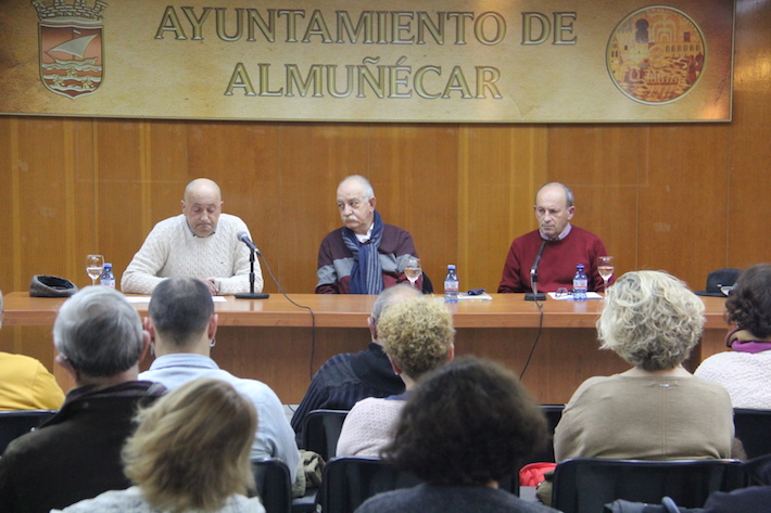 El profesor y poeta Tom�s Hern�ndez present� anoche en la Casa de la Cultura de Almu��car el libro poemario galardonado en Pamplona