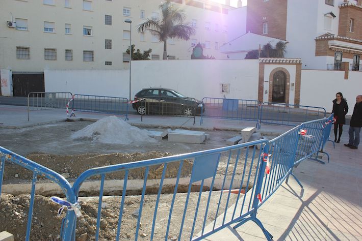 El �rea de Mantenimiento desmonta el pipican de la calle Eucalipto e integra su espacio en la plaza