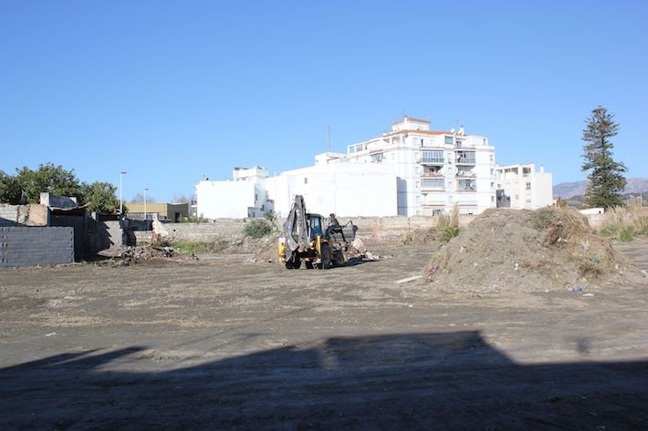 LIMDECO limpia, con cargo a los propietarios, el solar abandonado en la calle Remo