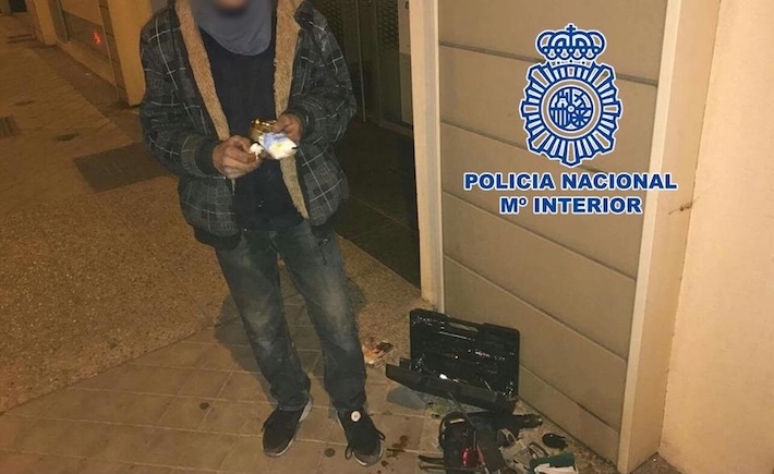 Un polic�a nacional fuera de servicio detiene a un individuo al que sorprendi� con material sustra�do de cuatro veh�culos  
