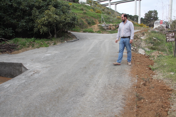 Almuñécar mejora y hormigona el carril junto al Barranco Los Cursos
