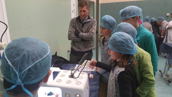 Salud muestra a escolares de Granada técnicas básicas de primeros auxilios ante accidentes
