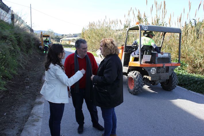 El Ayuntamiento arregla las cunetas de la carretera de Los Tablones con cargo al PFEA