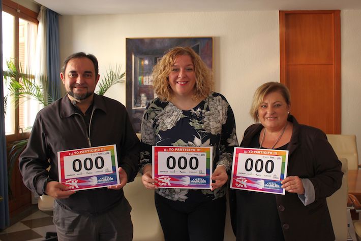 La alcaldesa muestra el apoyo del Ayuntamiento a la primera Carrera de la Mujer