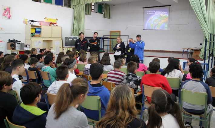 Mara ngeles Escmez explica el Estatuto de Autonoma de Andaluca a un centenar de nios y nias de 5 y 6 de Primaria del Centro Educativo San Antonio