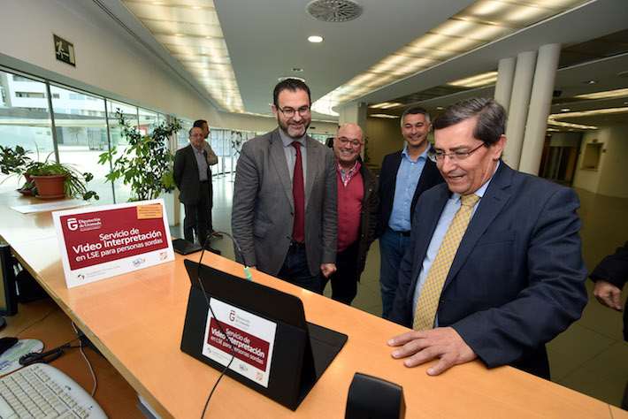 Diputación implanta en su sede un servicio para que las personas sordas puedan comunicarse sin intérprete 