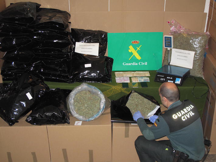 La Guardia Civil desarticula un punto de envasado y distribución de marihuana en Atarfe