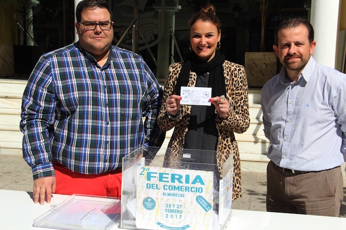 Almucar premia a un visitante granadino en el concurso organizado con motivo de la II Feria del Comercio.