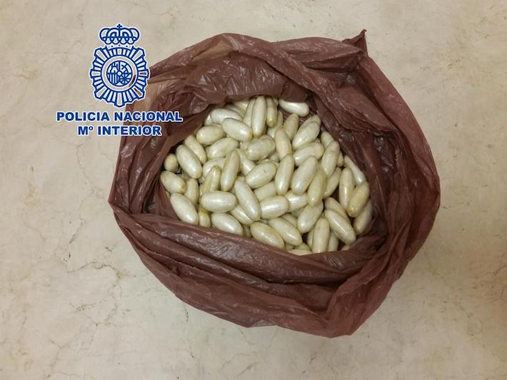 La Polica Nacional de Granada detiene a un hombre que transportaba 102 bolas de cocana en su estmago