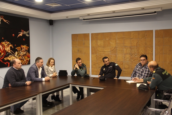 Ayuntamiento y comerciantes de Almuñécar acuerdan con la Guardia Civil y Policía Local intensificar  la vigilancia contra la venta ambulante.  