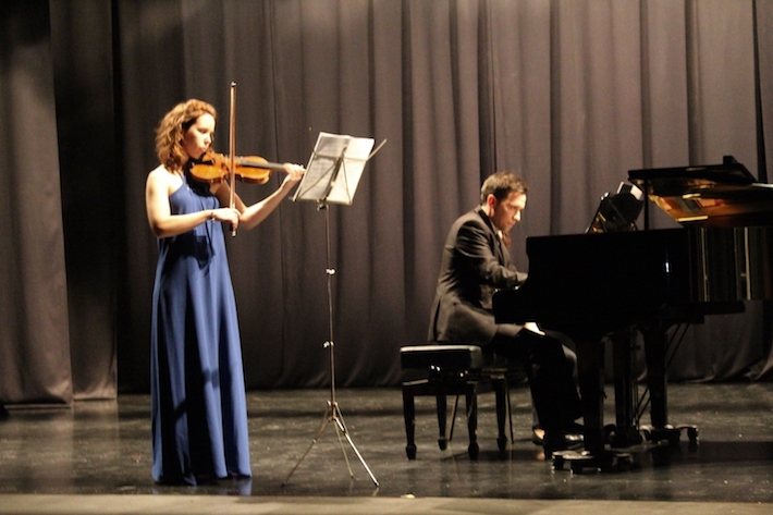 La violinista Emilia Ferriz y el pianista Pablo Segura Torres ofrecieron un concierto en la Casa de la Cultura de Almuñécar