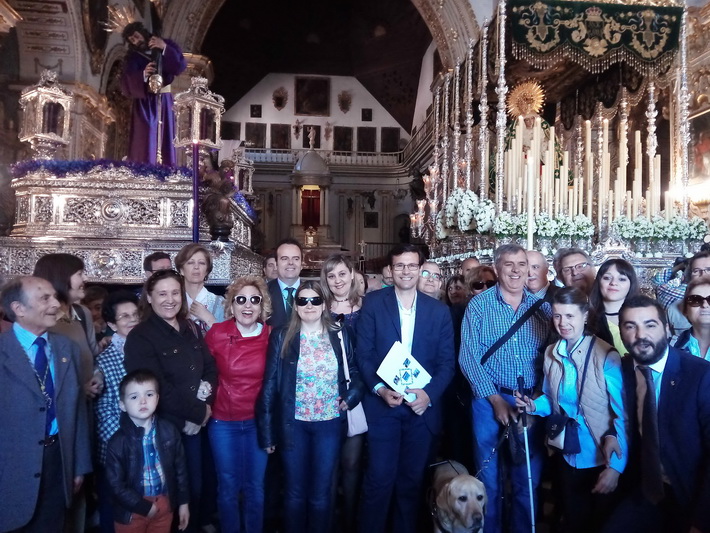 Cuarenta personas ciegas �tocan y sienten� un a�o m�s la Semana Santa Accesible de Granada