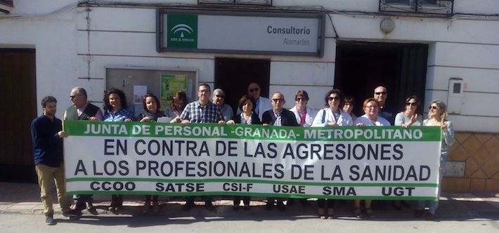 Concentración  en el consultorio de Alomartes tras la agresión sufrida por una enfermera
